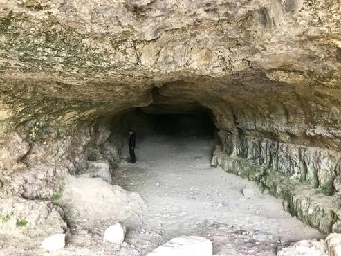 Подобие каменных сидений вдоль глубокой пещеры