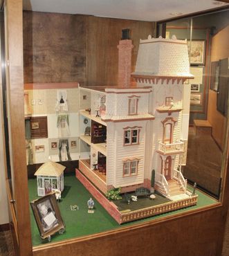 Один из кукольных домиков, построенных Бобом и Рут Дурбин, жителями Калистоги, которые помогали создавать диорамы музея