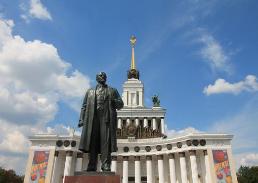 Ленин приветствует посетителей перед центральным павильоном