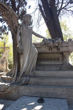 Ангел у гробницы. Апрель 2015 г.