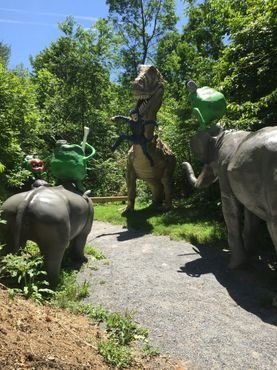 Несколько динозавров в парке