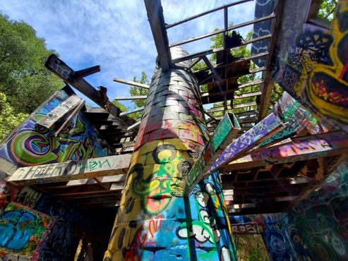 Всё исписано граффити