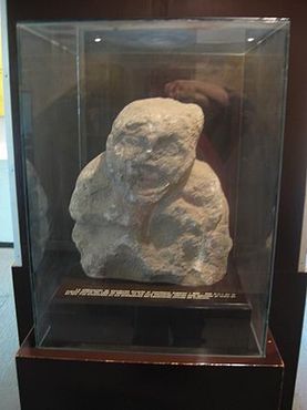 Скульптура божества "Старый бог огня", которая была найдена у подножия пирамиды