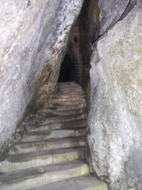 Ступени у входа в пещеру отшельника