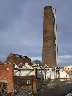 Честерская дробовая башня со зданиями по выработке свинца в руинах