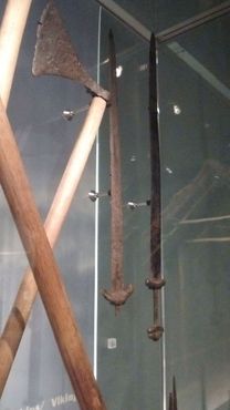 Боевые топоры и мечи викингов, выставленные в Музее Лондона