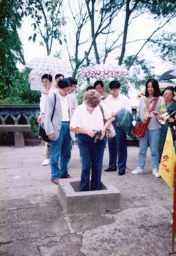 Испытующий камень на входе во дворец Тяньцзы: вы должны стоять на небольшой каменной колонне в этом квадрате на ОДНОЙ ноге, а не на двух, как видно на фото