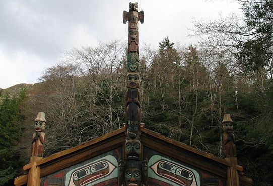 Крыша общинного дома, отображающая историю племени