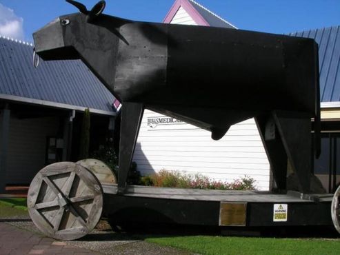 Гигантская статуя быка