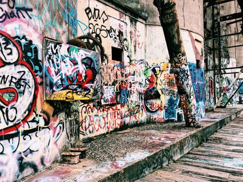 Задняя стена зернохранилища украшена красочными граффити