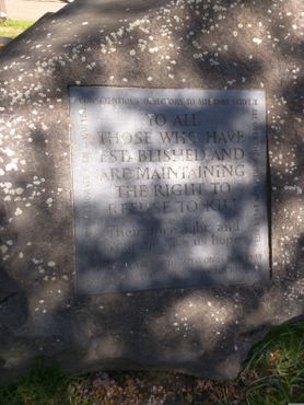 Памятник сознательным отказчикам (автор — Хью Корт, 1994 год)