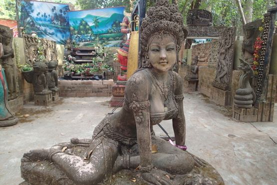 Мини-лабиринт Ангкор скрывает некоторые статуи почти в полный рост