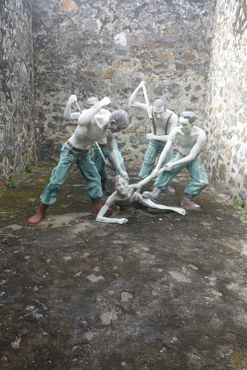 Скульптура избиения заключённых