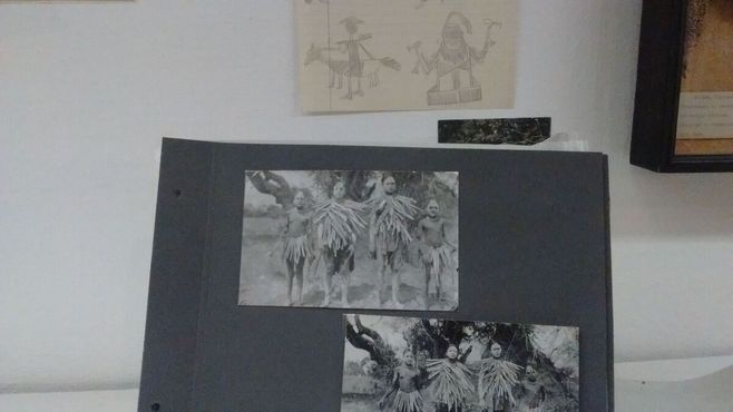 Фотографии племени Домбондола в церемониальных одеждах и рисунки духов, Ангола