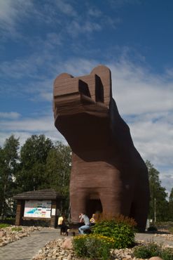 Огромный
деревянный медведь в Свеге