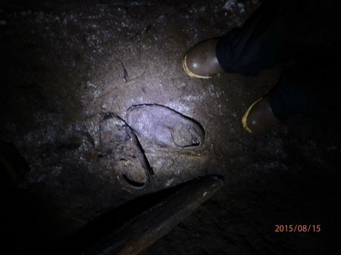 Ботинки в пещере на острове Кыска