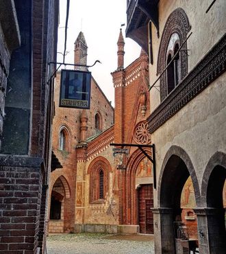 Улица искусственной средневековой деревни в Турине