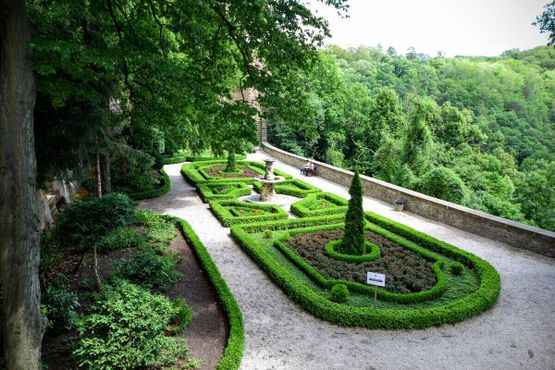 Замок окружён живописными садами