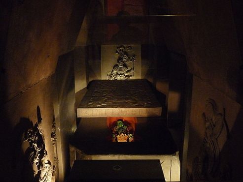 Маска выставлена в репродукции гробницы Пакаля в Национальном музее антропологии.