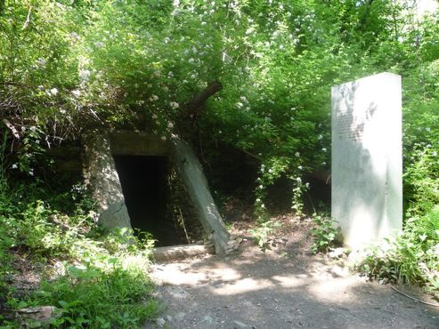 Пещера и мемориальная плита розенкрейцеров
