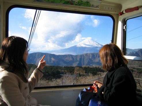 Вид на гору Фудзи из кабины канатной дороги Хаконе. Источник: spinkk/Atlas Obscura