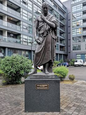 Статуя Уильяма Хаскиссона рядом с Дюкс-террас на Дьюк-стрит