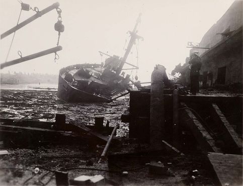 Разрушенный корабль "Уилсон Б. Кин" после второго взрыва