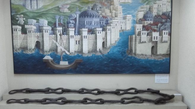 Цепь и картина с изображением бухты Золотой Рог