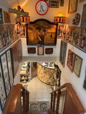 Лестница, ведущая в бар, украшена произведениями искусства, связанными с алкоголем
