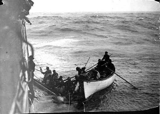 Оставшиеся в живых после крушения поднимаются на пароход из города Топика 24 января 1906 года