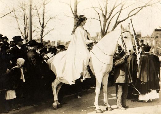 Инес Милхолланд на своей лошади на инаугурации 1913 года в знак протеста за право женщин голосовать на выборах
