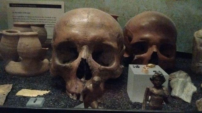 Уолбрукские черепа и языческие фигурки