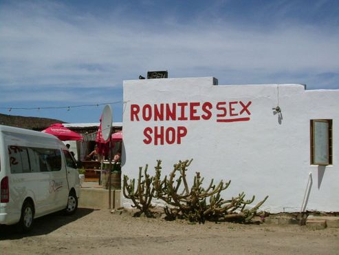 Красные буквы «Секс-шопа Ронни»