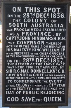 Мемориальная доска 1857 года, посвященная 21-й годовщине провозглашения колонии Южной Австралии 28 декабря 1836 года, расположена в заповеднике «Старый эвкалипт», Гленелг Север