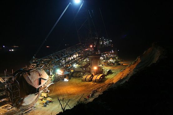  Роторный экскаватор ночью на угольном разрезе Гарцвайлер