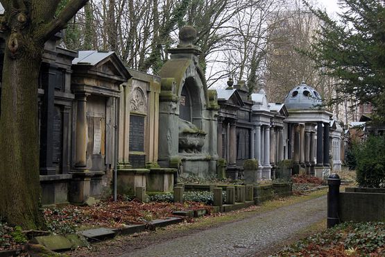 Гробницы и мавзолеи