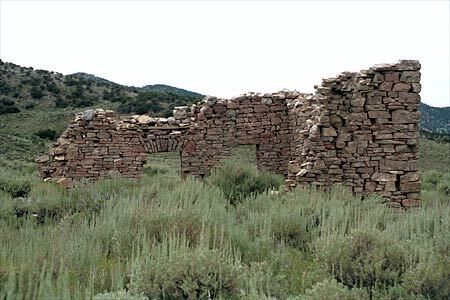 Остатки каменной постройки