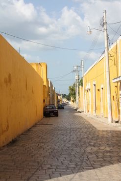 Типичная улица Исамаля, полностью выкрашенная в жёлтый и белый цвета