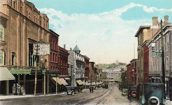 Открытка с изображением Мэйн-стрит с видом из здания театра в 1920 году