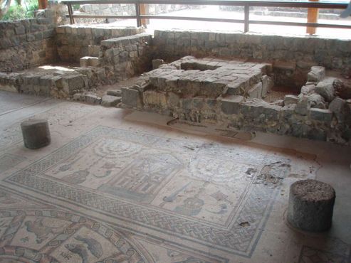 Мозаика с синагогальным ковчегом и другими еврейскими ритуальными предметами