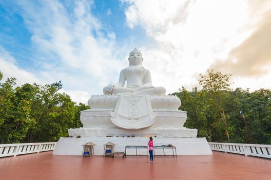 Посетители могут медитировать на площадке перед Буддой