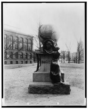Памятник Дагеру перед «Домом искусства и промышленности» (1909-1932)