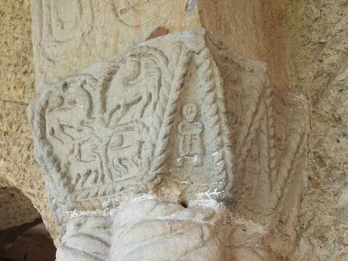 Часть одной из каменных колонн с изображением мифических существ и человеческих фигур