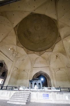 Потолок мавзолея с куполом сверху