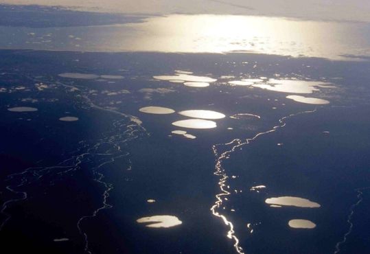 Озеро Неттиллинг (на заднем плане) на острове Баффинова Земля