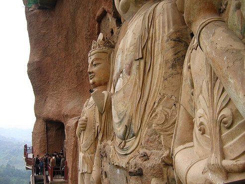 Статуи Будды, высеченные в скале (фото пользователя Flickr под ником nozomiiqel)