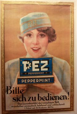 Винтажный постер в музее, рекламирующий перечную мяту (аббревиатура «PEZ» состоит из первой, средней и последней буквы немецкого слова «Pfefferminz», в переводе — «перечная мята») 