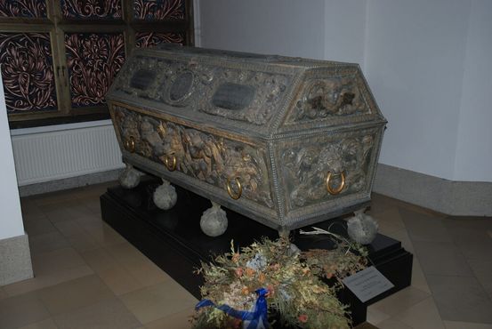 Богато украшенный деревянный гроб Луизы Генриетты, курфюрстины Бранденбургской