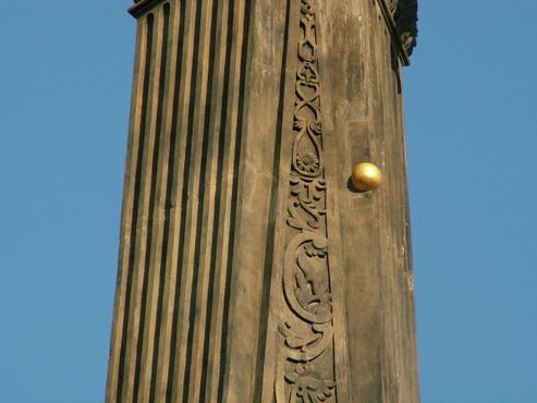 
Позолоченная
копия каменного ядра напоминает
о том, что колонна была несколько раз
поражена прусскими пушками во время
осады Оломоуца в 1758 году