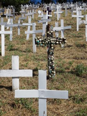 Родственники солдат украшают кресты цветами